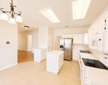 709 Ridgemont Drive - Photo Thumbnail 11