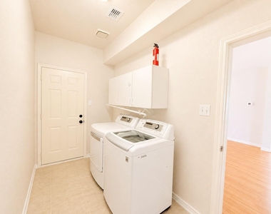 709 Ridgemont Drive - Photo Thumbnail 12