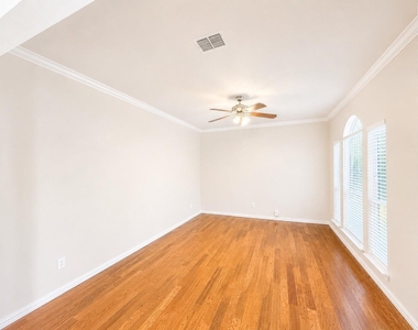 709 Ridgemont Drive - Photo Thumbnail 5
