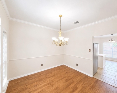 709 Ridgemont Drive - Photo Thumbnail 4