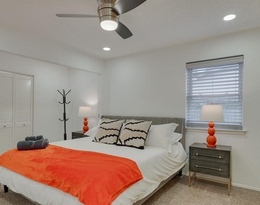 6048 Holiday Lane - Photo Thumbnail 3