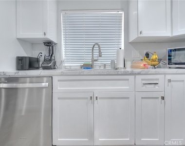 959 Kenwood Street - Photo Thumbnail 4