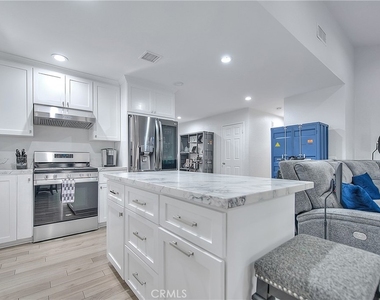 959 Kenwood Street - Photo Thumbnail 5