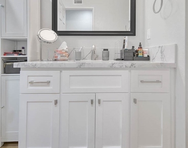 959 Kenwood Street - Photo Thumbnail 10