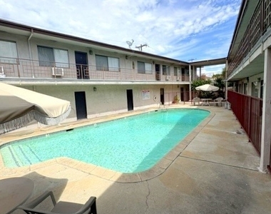 1026 W Granada Court - Photo Thumbnail 9