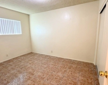 1026 W Granada Court - Photo Thumbnail 5