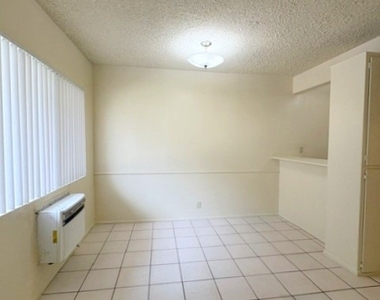 1026 W Granada Court - Photo Thumbnail 2