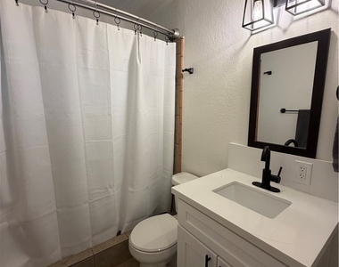 208 W Rice St - Photo Thumbnail 6