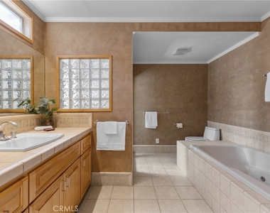 4814 Lemona Avenue - Photo Thumbnail 10
