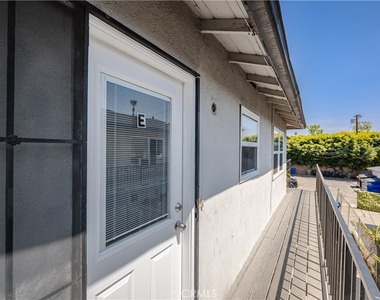 12237 Vanowen Street - Photo Thumbnail 7