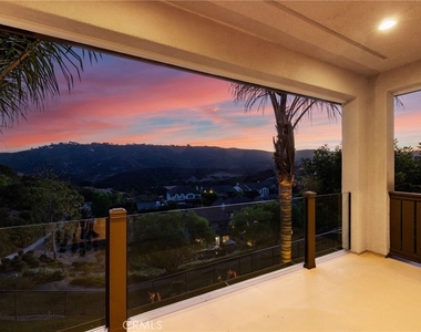 33 Glittering Sky - Photo Thumbnail 48