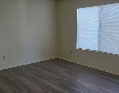1319 Oakwood Drive - Photo Thumbnail 4