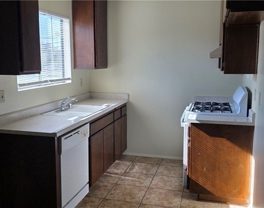 1319 Oakwood Drive - Photo Thumbnail 3