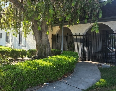 1319 Oakwood Drive - Photo Thumbnail 2