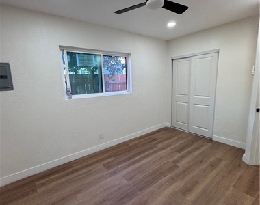 450 E Esther Street E - Photo Thumbnail 5