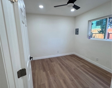 450 E Esther Street E - Photo Thumbnail 3