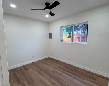 450 E Esther Street E - Photo Thumbnail 4