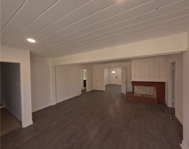 255 W La Verne - Photo Thumbnail 1