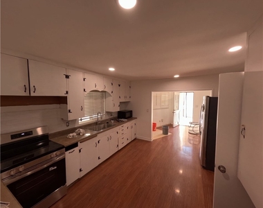 255 W La Verne - Photo Thumbnail 2