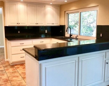 824 Hasting Circle - Photo Thumbnail 9