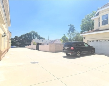 8943 Emperor Avenue - Photo Thumbnail 3