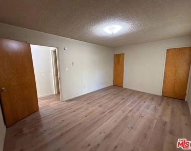 215 N Myrtle Avenue - Photo Thumbnail 12