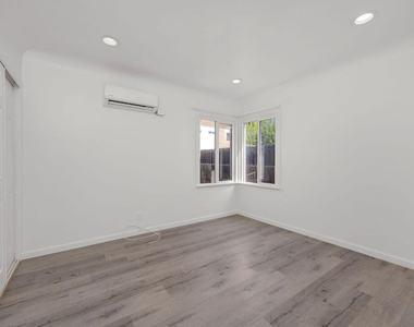 2103 Barclay Street - Photo Thumbnail 6