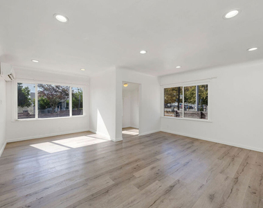 2103 Barclay Street - Photo Thumbnail 2