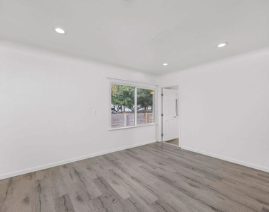 2103 Barclay Street - Photo Thumbnail 5