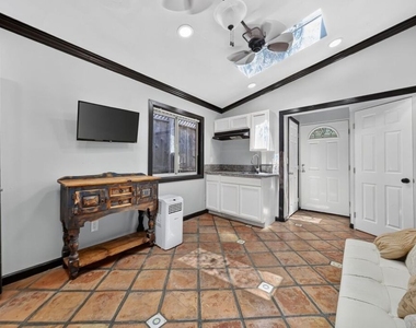 9031 Phyllis Avenue - Photo Thumbnail 12