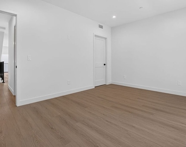 11302 Collins Street - Photo Thumbnail 25