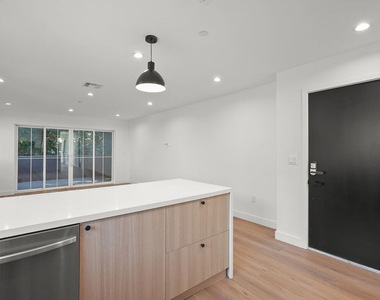 1331 N June Street - Photo Thumbnail 4