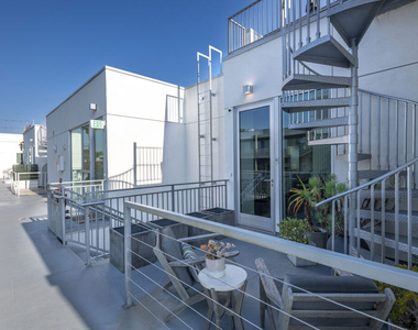 1345 Havenhurst Drive - Photo Thumbnail 3