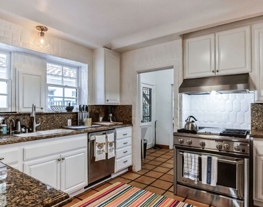 451 Veteran Avenue - Photo Thumbnail 8