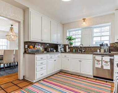 451 Veteran Avenue - Photo Thumbnail 10
