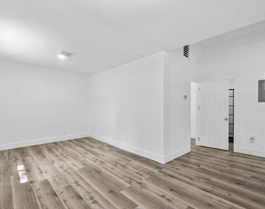 739 Westbourne Drive - Photo Thumbnail 9