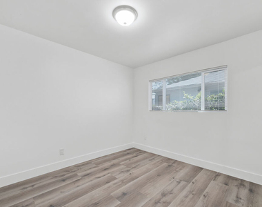 739 Westbourne Drive - Photo Thumbnail 12