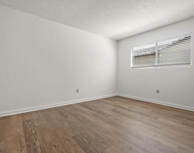 10625 Amantha Ave - Photo Thumbnail 10