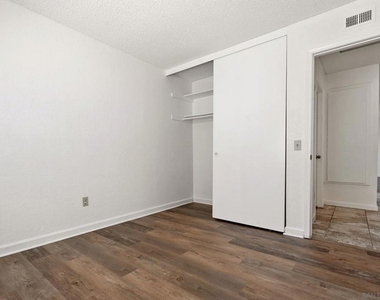 10625 Amantha Ave - Photo Thumbnail 13