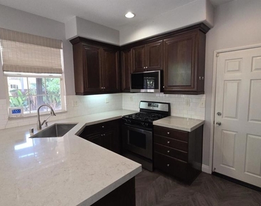 907 Mira Lago Way - Photo Thumbnail 3