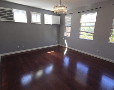 907 Mira Lago Way - Photo Thumbnail 16