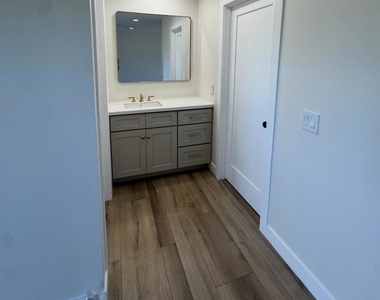 8 Madrid Avenue - Photo Thumbnail 9