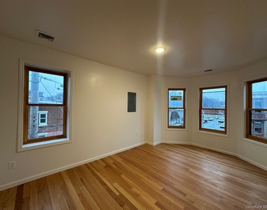 31 Benkard Avenue - Photo Thumbnail 2