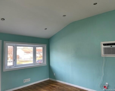 1703 Manatuck Boulevard - Photo Thumbnail 5