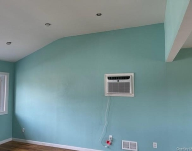 1703 Manatuck Boulevard - Photo Thumbnail 4