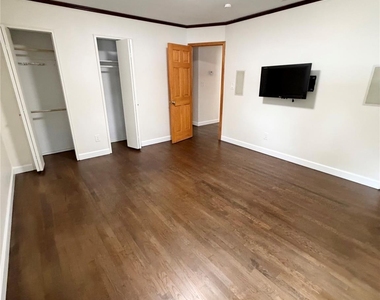 53 Longworth Avenue - Photo Thumbnail 5