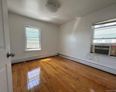 152-11 Roosevelt Avenue - Photo Thumbnail 5