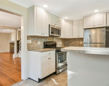 806 Pelhamdale Avenue - Photo Thumbnail 9