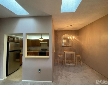 306 Hampshire Court - Photo Thumbnail 7