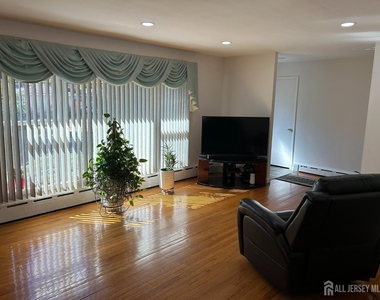 1471 Thomas Avenue - Photo Thumbnail 2
